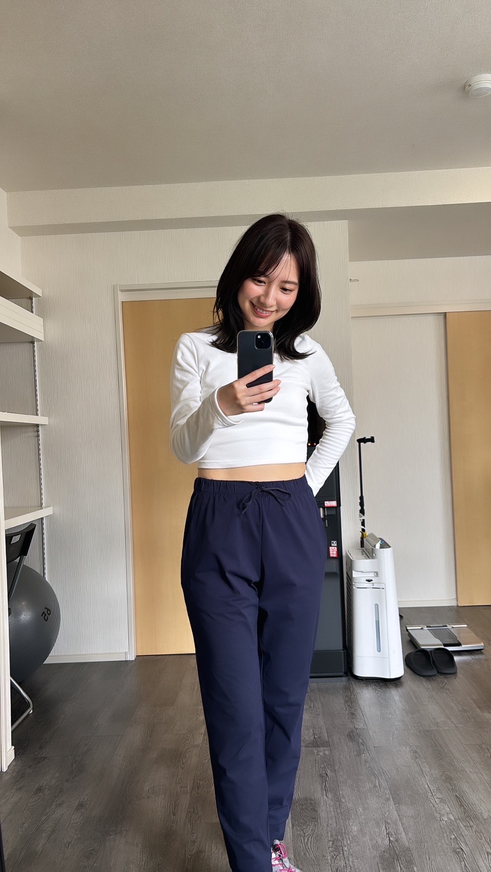 表参道の女性専用パーソナルジムAGLAIA店長です！ 本日も沢山のご来店ありがとうございます！ 自分の“今”を知ることから、ボディメイクは始まる 〜まず最初にやるべきなのは〜 理想の身体を目指して、ダイエットやボディメイクを始めるとき。最初にやっていただきたいのは、「今の自分を知る」ことです。 これは意外と見落とされがちですが、目標を明確にし、途中で迷わず進み続けるためにはとても重要なステップです。表参道にある当ジムでは、トレーニングを始める前に体組成の記録、ご希望がございましたらビフォー写真の撮影や身体のサイズ計測をしっかり行います。 なぜ“ビフォー写真”が必要なの？ 鏡で毎日自分の姿を見ていても、小さな変化は気づきにくいもの。でも、想像以上にお客様のビフォーアフターを写真に撮っておくと違いは明確なんですよね。 たとえば、ヒップの高さやウエストライン、姿勢の変化、バストの位置まで、数字に出ない変化が視覚的にわかるようになります。「あ、変わってる！」と気づいたとき、それがモチベーションになります。 また、横向き・後ろ向きの姿勢は自分ではなかなか確認できません。ビフォー写真を撮ることで、客観的に自分の身体を知り、改善ポイントを一緒に見つけていけます。 食事の記録で、意識が変わる 身体は食べたものでつくられます。ボディメイクの成功には、何を・どれだけ・どんなタイミングで食べているかを知ることが不可欠です。 最初はざっくりでも構いません。 「朝はパンとコーヒーだけ」「夜に間食が多い」「野菜が足りていないかも」――。書き出してみると、自分でも意外な発見があるものです。 当ジムでは、無理な食事制限ではなく、ライフスタイルに合った“整え方”を提案しています。食べることを楽しみながら、健康的に、そして確実に変化していく。その第一歩が“記録すること”です。 数字は正直。だからこそ、記録する価値がある 体重だけで一喜一憂していませんか？ ボディメイクにおいて大切なのは、体重の数値ではなく、見た目の変化です。筋肉がつけば体重が増えることもあります。でも、その分引き締まって見えるようになることがほとんどです。 そのために重要なのが、身体の各部位のサイズ計測です。 ウエスト・ヒップ・太もも・二の腕など、部位ごとに変化を見ていくことも大事です。 さらに、骨格タイプや体格の特徴を把握することで、あなたに合ったトレーニングの組み立てや食事アプローチができます。 「なぜか太ももばかり太くなる…」という悩みも、実は日常生活での姿勢や歩行、骨格の個性が原因だったというケースも少なくありません。 表参道の女性専用ジムだからこそ、安心して始められる 当ジムは、表参道の落ち着いた空間にあるアットホームな完全予約制の女性専用パーソナルジムです。 人目を気にせず、自分のペースで集中できる環境だからこそ、「今の自分と向き合う」ことが自然にできます。 初回カウンセリングでは、体の悩みだけでなく、生活リズムやストレスの有無、恋愛相談まで、、それは冗談として笑 目指したいスタイルを丁寧にお伺いします。 その上で、ビフォー写真・サイズ計測・食事記録を通して、（ご希望があれば、強制ではございません）“自分だけの目標”を明確にするお手伝いをさせていただきます。もちろん、見た目よりとりあえず運動したい、体力をつけたいもOKでございます！お客様一人一人のプランで構いません。お気軽にご相談ください。 自分を知ることが、最短の近道 「痩せたい」「引き締めたい」「変わりたい」 そう思ったとき、最初にすべきことは“がんばる”ことではなく、“理解する”ことです。 今の自分を知り、そこからどこをどう変えていけばいいのかを見つけること。それが、遠回りに見えて、最も効率的でストレスの少ない方法です。 AGLAIAパーソナルジムでは仕事やプライベートで忙しい20代〜30代のOLさんや夜職の女性も多く通われています。 表参道の静かなプライベート空間で、まずは自分と向き合うことから始めてみませんか？ 私たちは、あなたの「変わりたい」を全力でサポートします